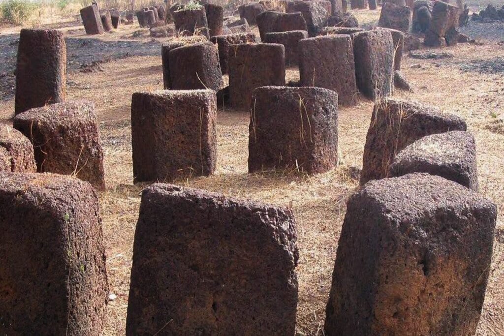 Le site mégalithique de Sine Ngayène : un trésor archéologique de la Sénégambie inscrit au patrimoine mondial 1 0 cercles megalithiques de senegambie